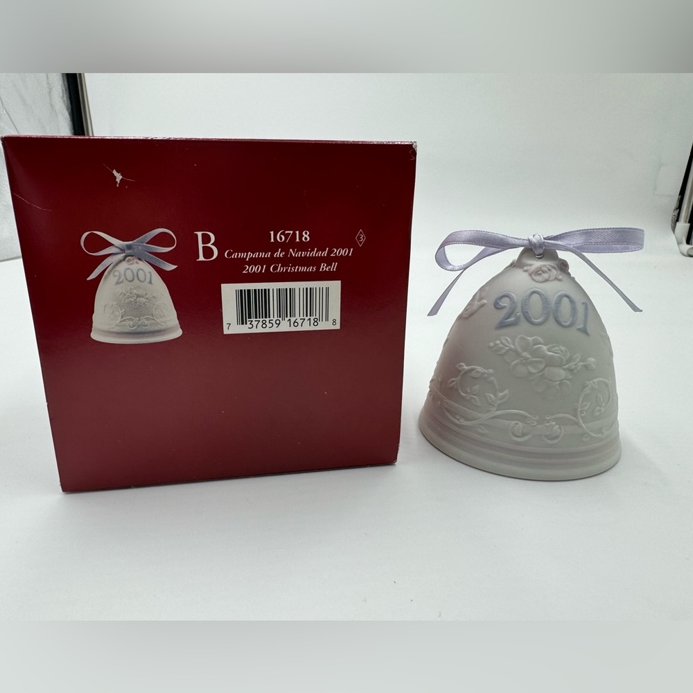2001 Lladro Christmas bell in mint/new condition with original box.